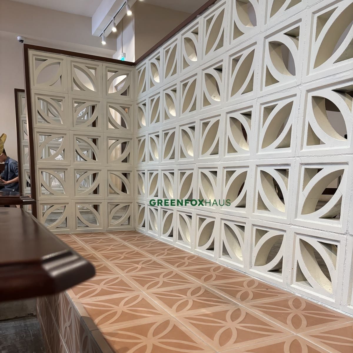 gạch thông gió bê tông trắng làm tường ngăn nội thất lấy sáng và thông khí