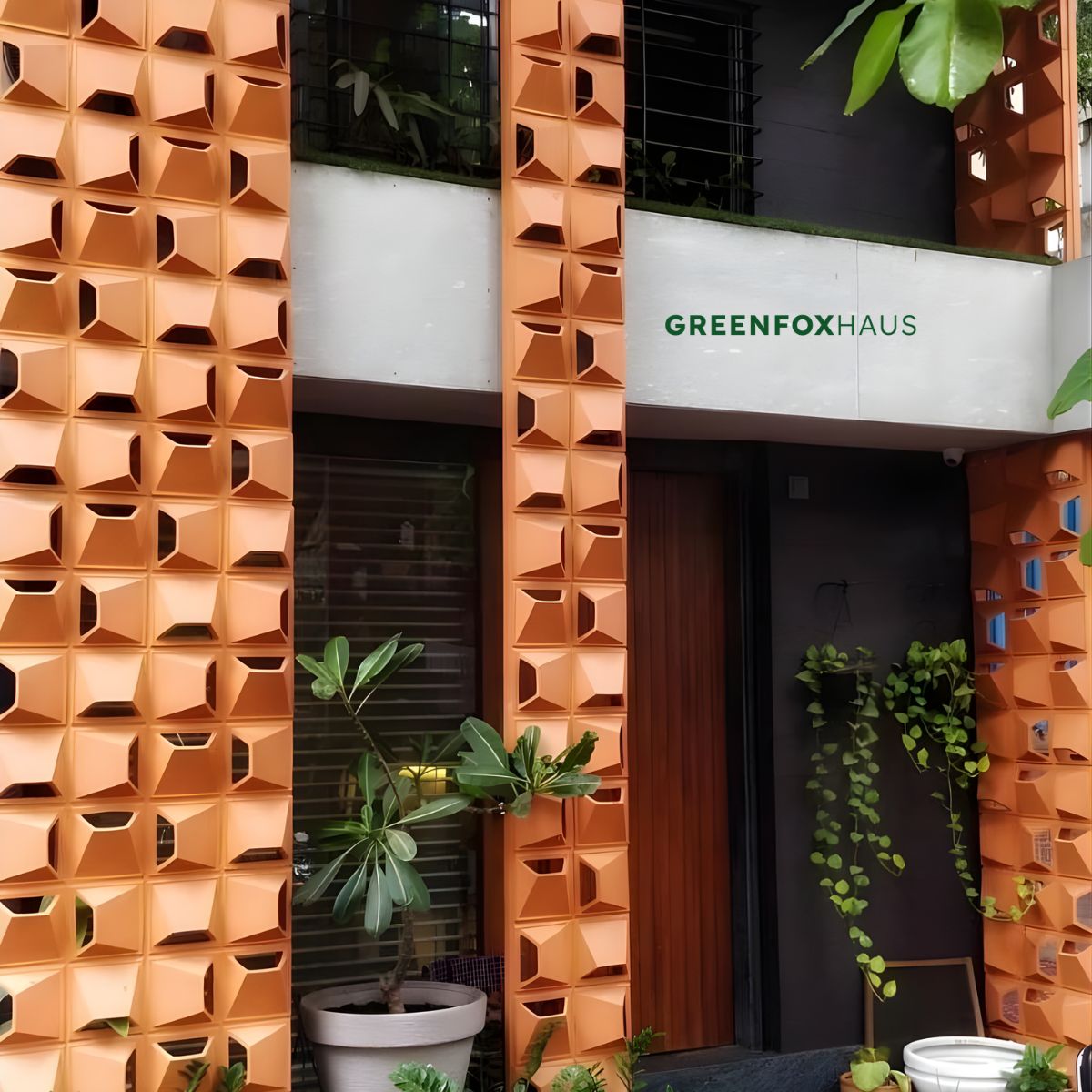 gạch bông gió bánh ú màu cam, gạch thông gió trang trí mặt tiền giúp chống tạt mưa và che chắn nắng