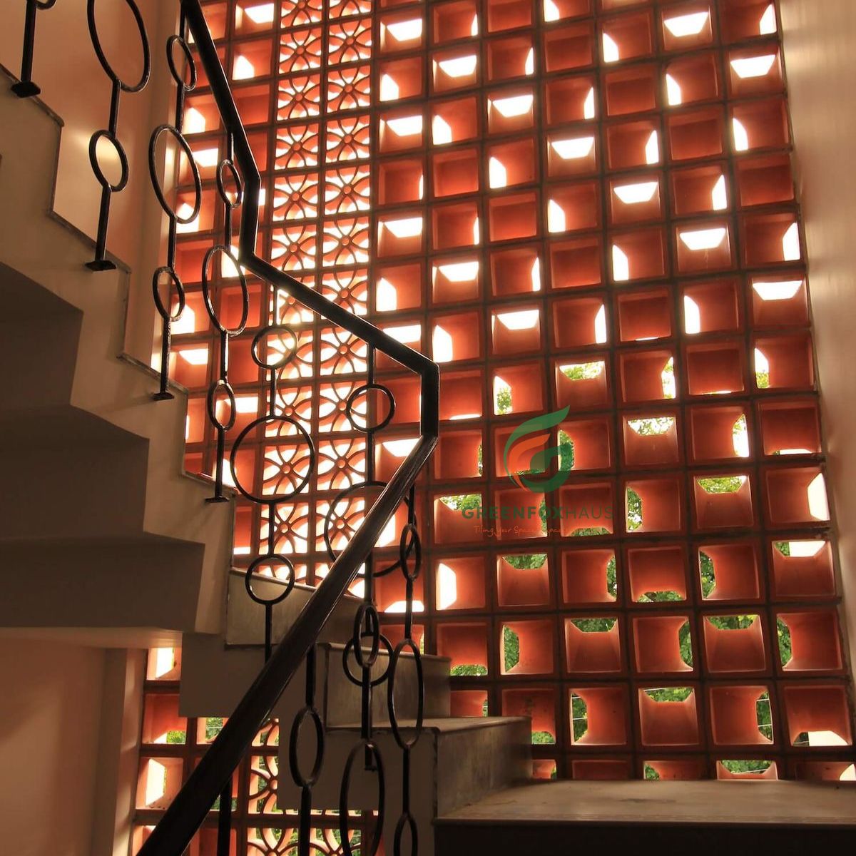 gạch bông gió bánh ú lấy sáng cầu thang, gạch thông gió giúp đối lưu không khí và giảm bức xạ trực tiếp