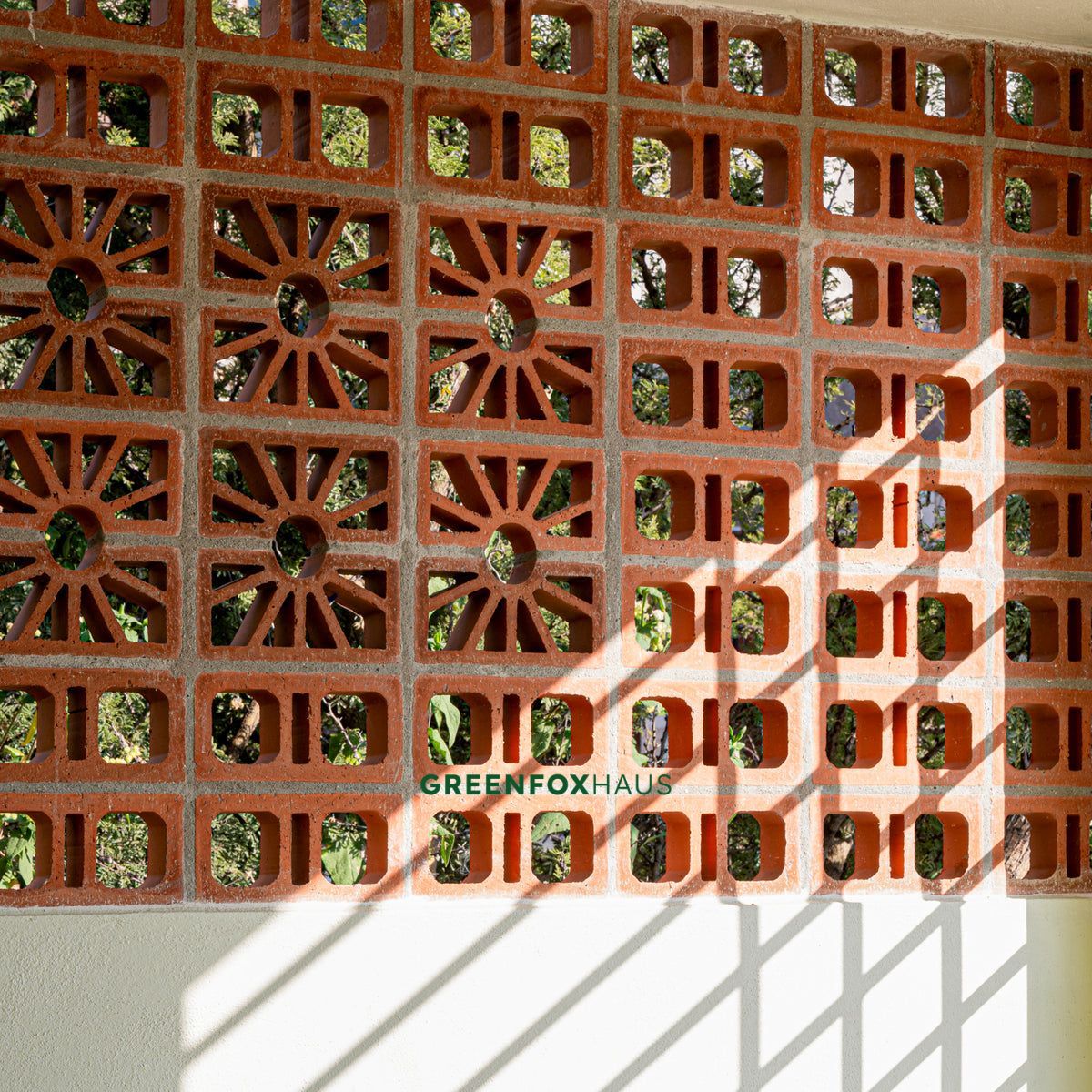 gạch bông gió đỏ đất nung, tường gạch hoa gió tạo hiệu ứng bóng đổ và giảm bức xạ ánh nắng