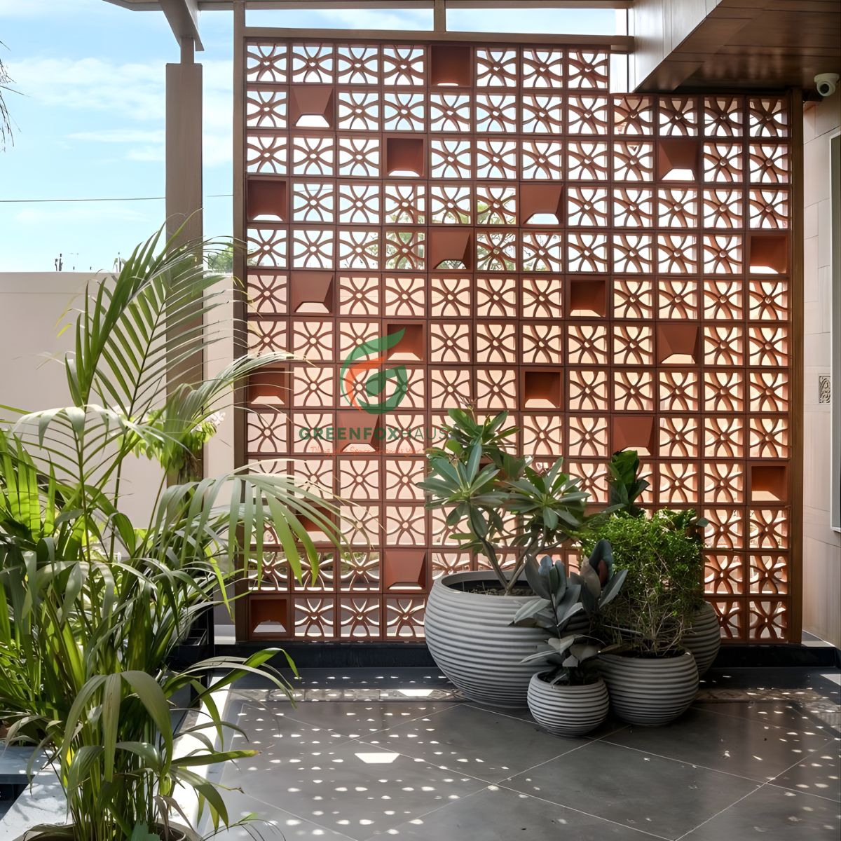 tường gạch bông gió trang trí sân vườn, gạch hoa gió đỏ giúp lấy sáng và tạo điểm nhấn kiến trúc