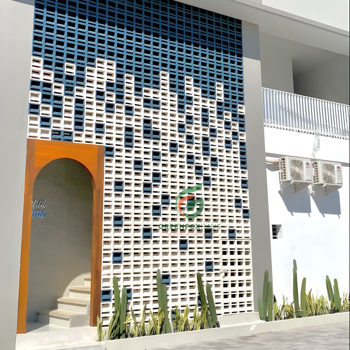 tường gạch bông gió mặt tiền phối màu, gạch thông gió trang trí giúp giảm bức xạ nhiệt và tạo lớp vỏ công trình