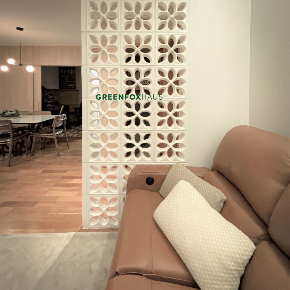 vách ngăn gạch thông gió trắng trang trí nội thất, gạch bông gió giúp lưu thông không khí và giảm bí bách