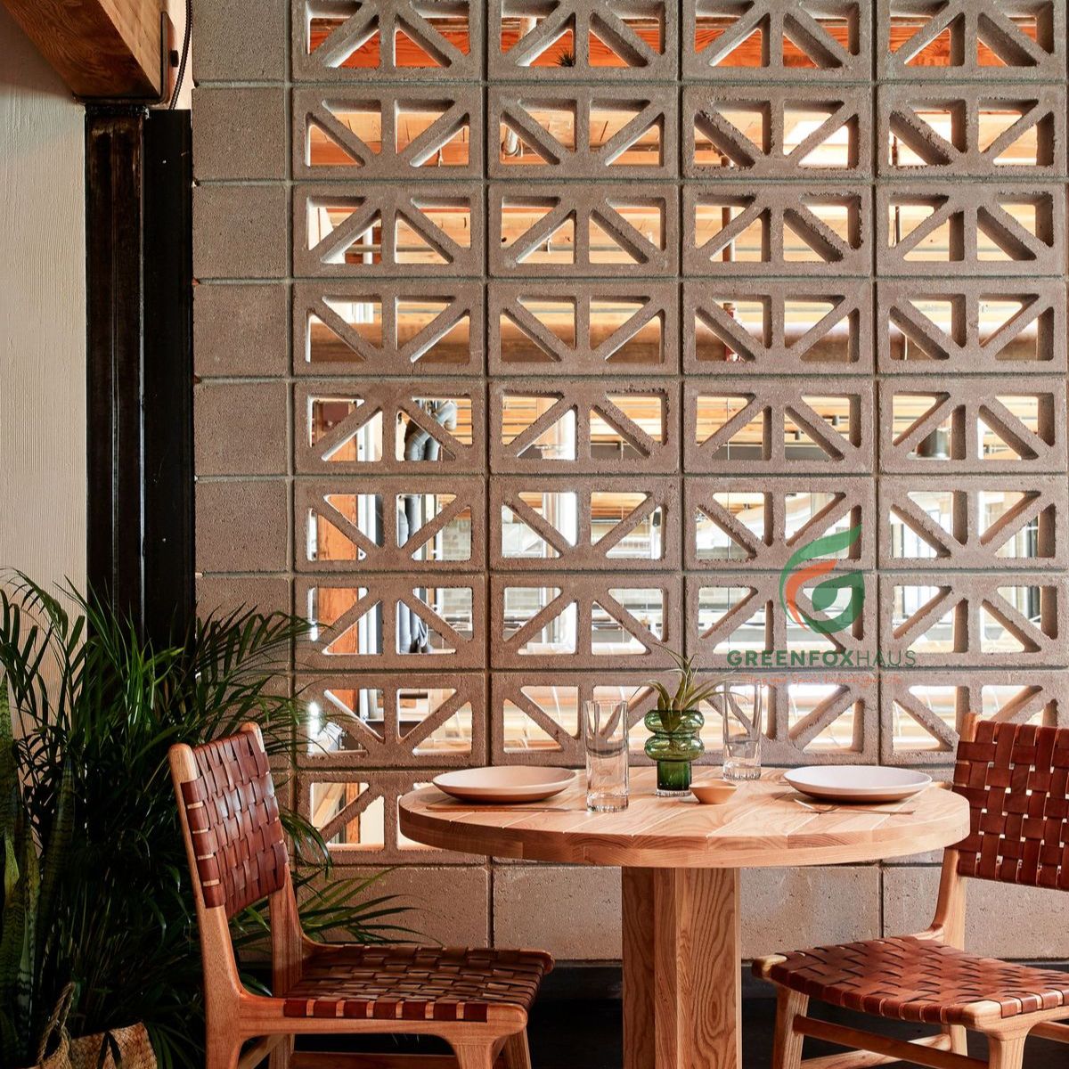 gạch bông gió xi măng màu nâu, tường gạch thông gió trang trí không gian nội thất quán ăn thoáng sáng