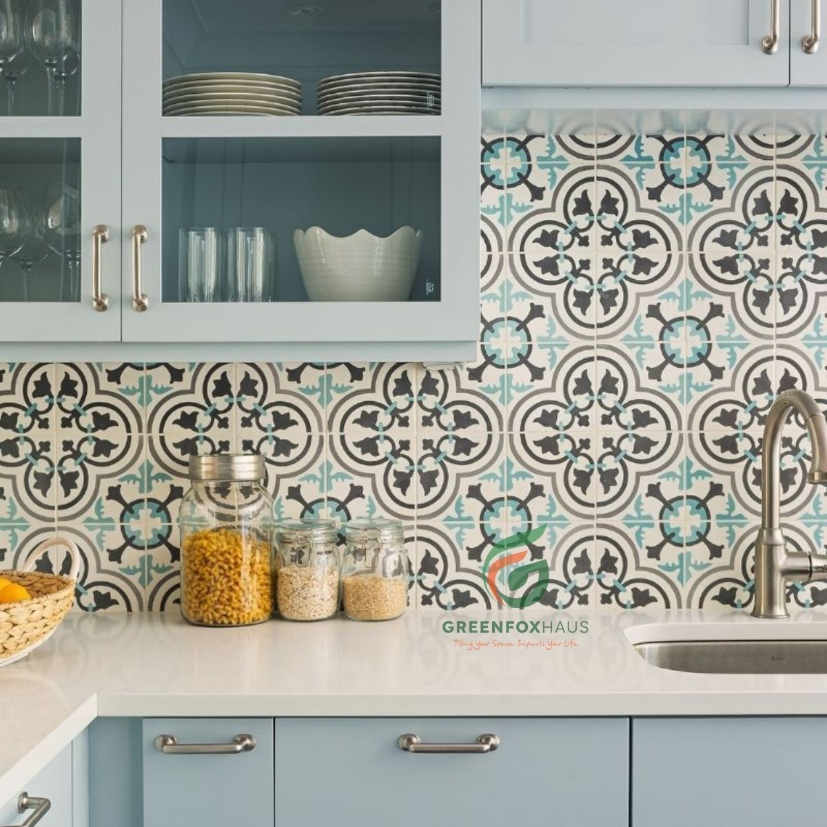 gạch bông ốp tường bếp họa tiết cổ điển xanh xám phối tủ bếp trắng hiện đại