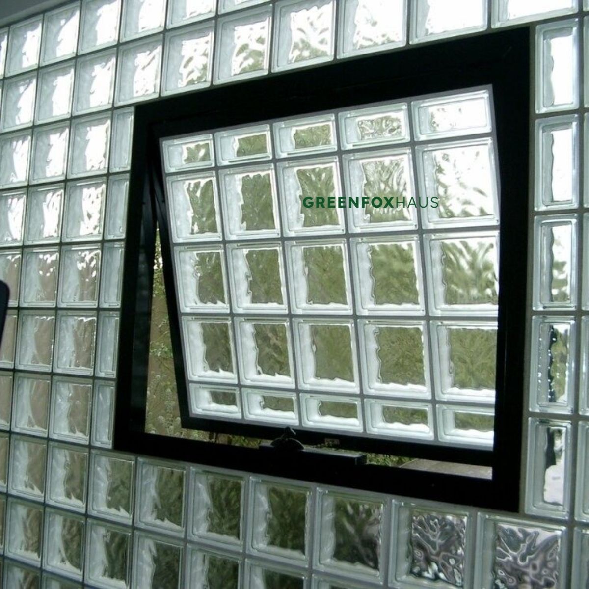 gạch kính vuông và chữ nhật kích thước 190x190mm tạo khung cửa sổ hiện đại và thông thoáng