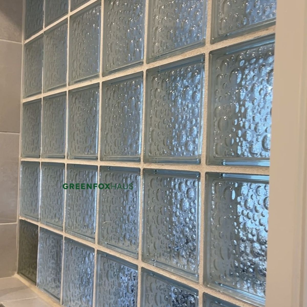 kích thước gạch kính tiêu chuẩn vân bubble ứng dụng cho ô kính lấy sáng phòng tắm tăng độ riêng tư