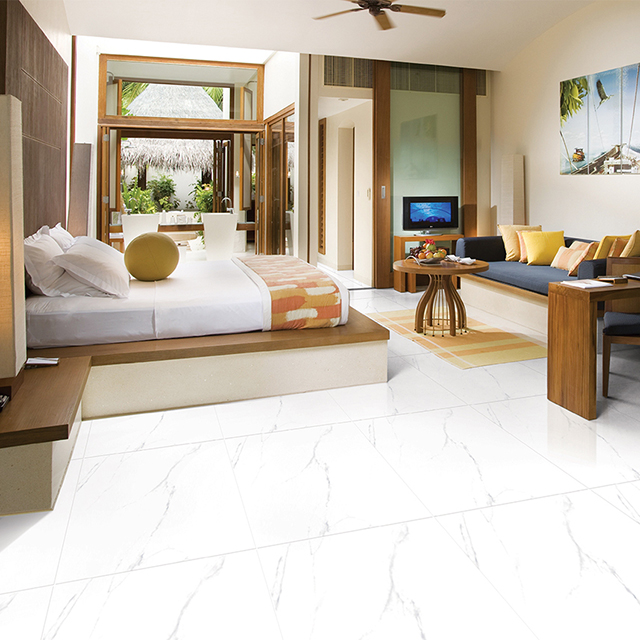 gạch lát nền 60x60 màu trắng vân marble phòng ngủ resort sáng thoáng