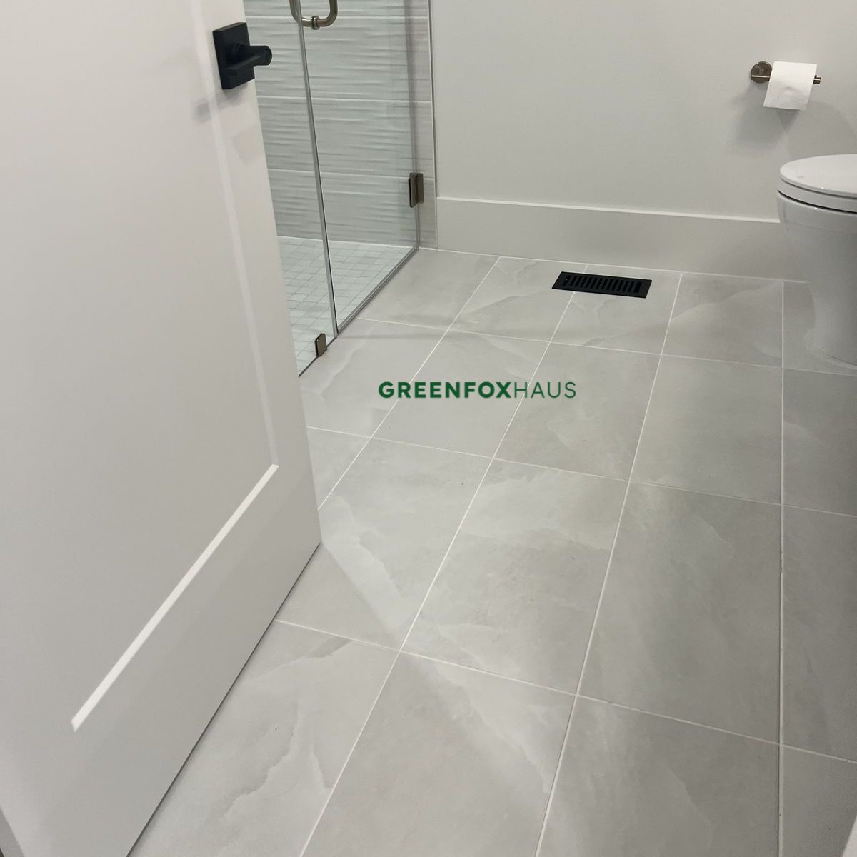 gạch lát nền trắng xám chống trơn cho nhà tắm