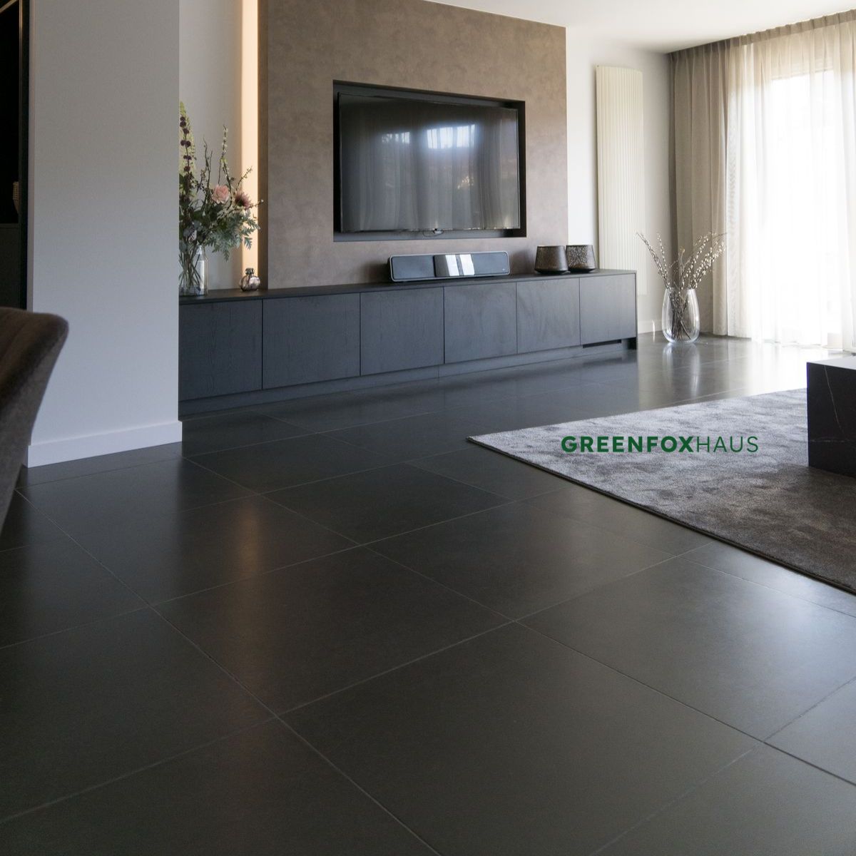 gạch nền xám đen khổ lớn tăng chiều sâu cho không gian nội thất cao cấp