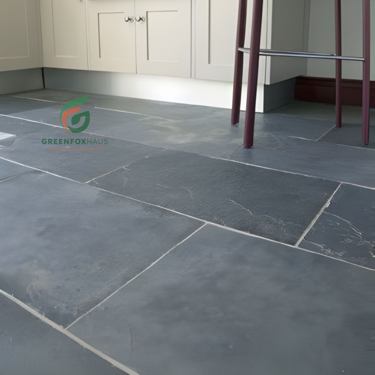 gạch lát nền xám xanh bề mặt nhám tạo cảm giác mát mẻ cho không gian sống