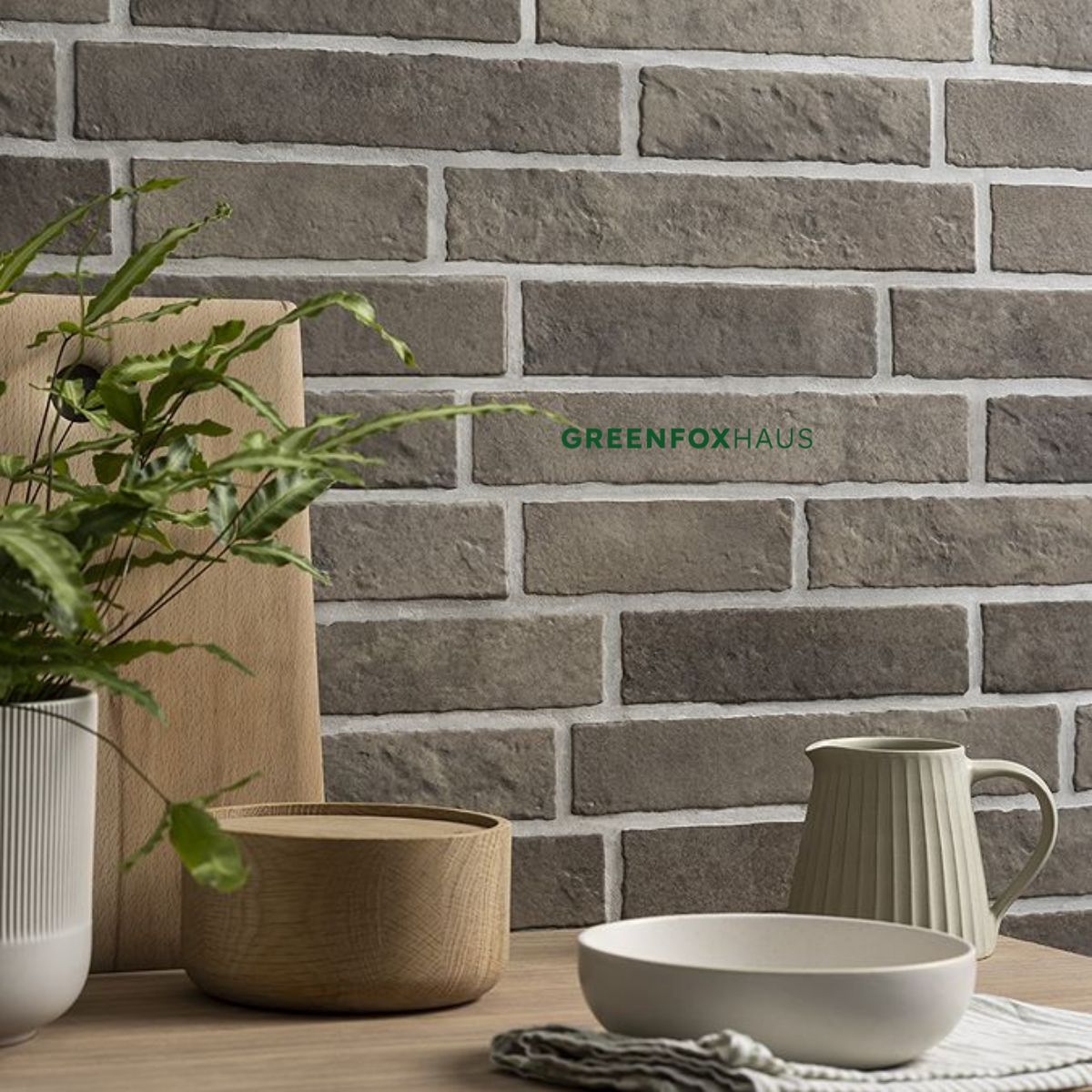 gạch thẻ giả đá màu xám ốp tường bếp với hiệu ứng bề mặt thô và khả năng chống mài mòn