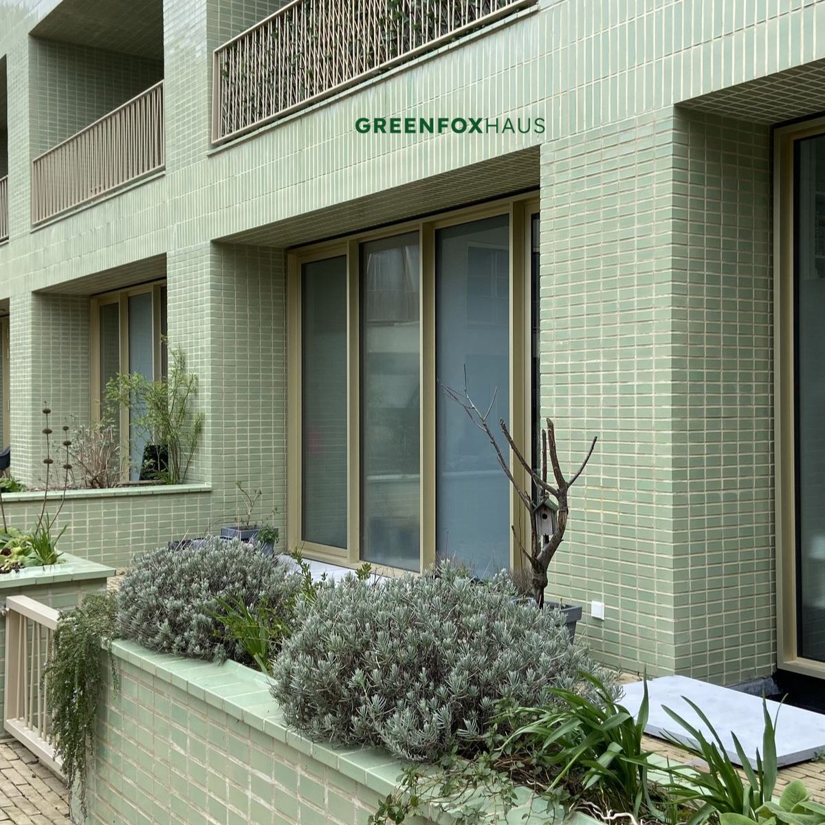 gạch thẻ trang trí mặt tiền màu xanh nhạt cốt porcelain chống rêu mốc và tia UV