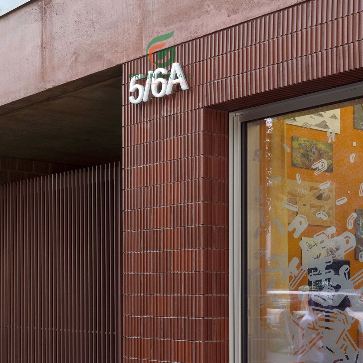 gạch thẻ ốp tường ngoài trời màu đỏ dạng que tạo điểm nhấn kiến trúc hiện đại