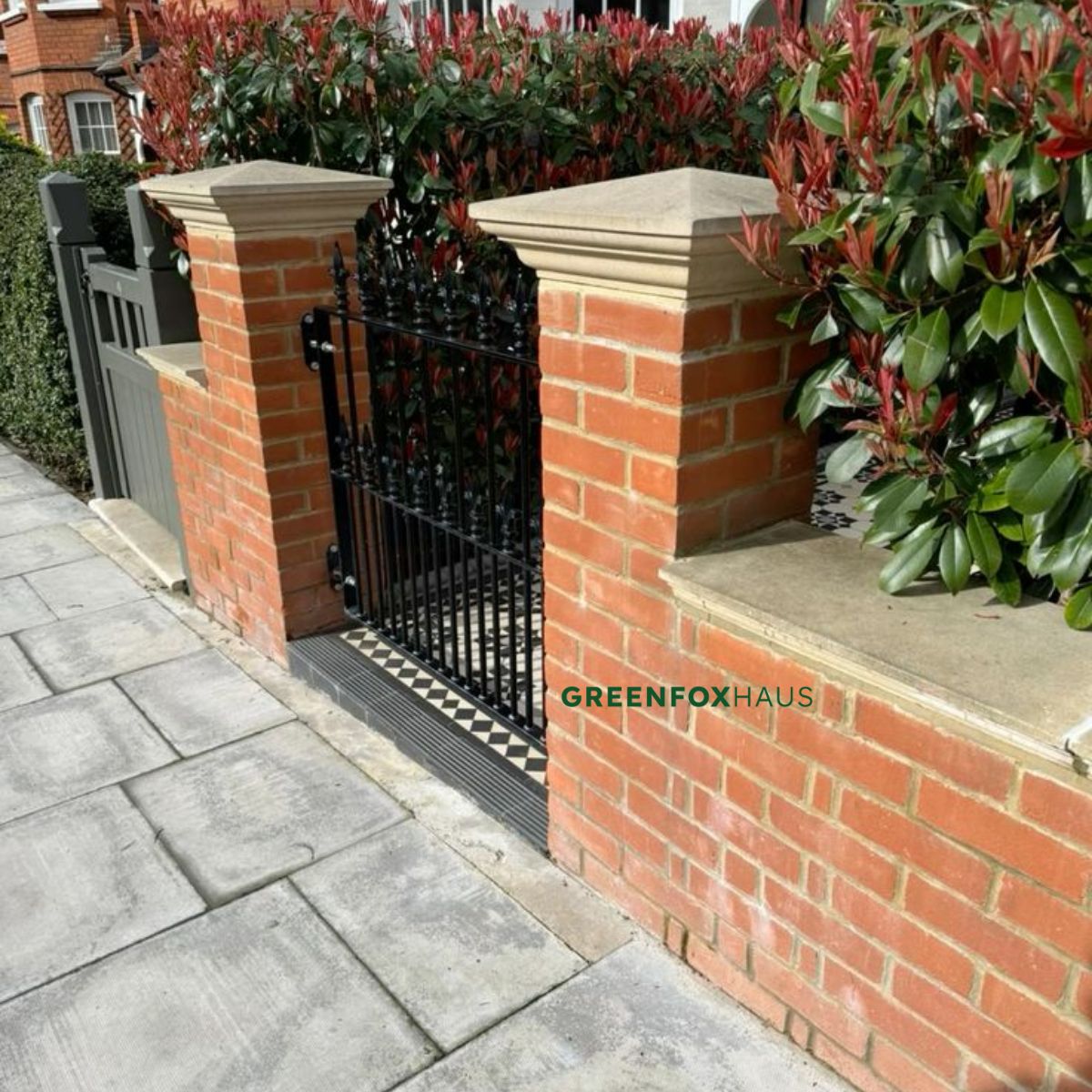 gạch thẻ ốp trụ cổng màu đỏ chống bám bẩn chịu lực cao cho tường rào ngoại thất