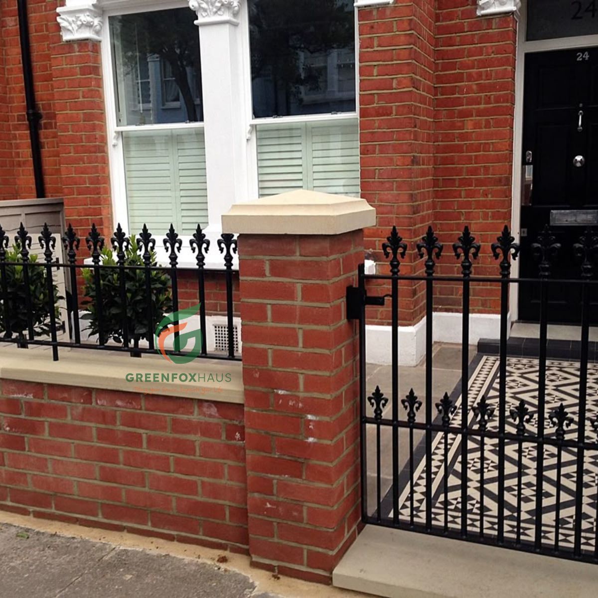 gạch thẻ ốp cột cổng nhà màu đỏ phối hàng rào sắt tạo điểm nhấn ngoại thất bền vững