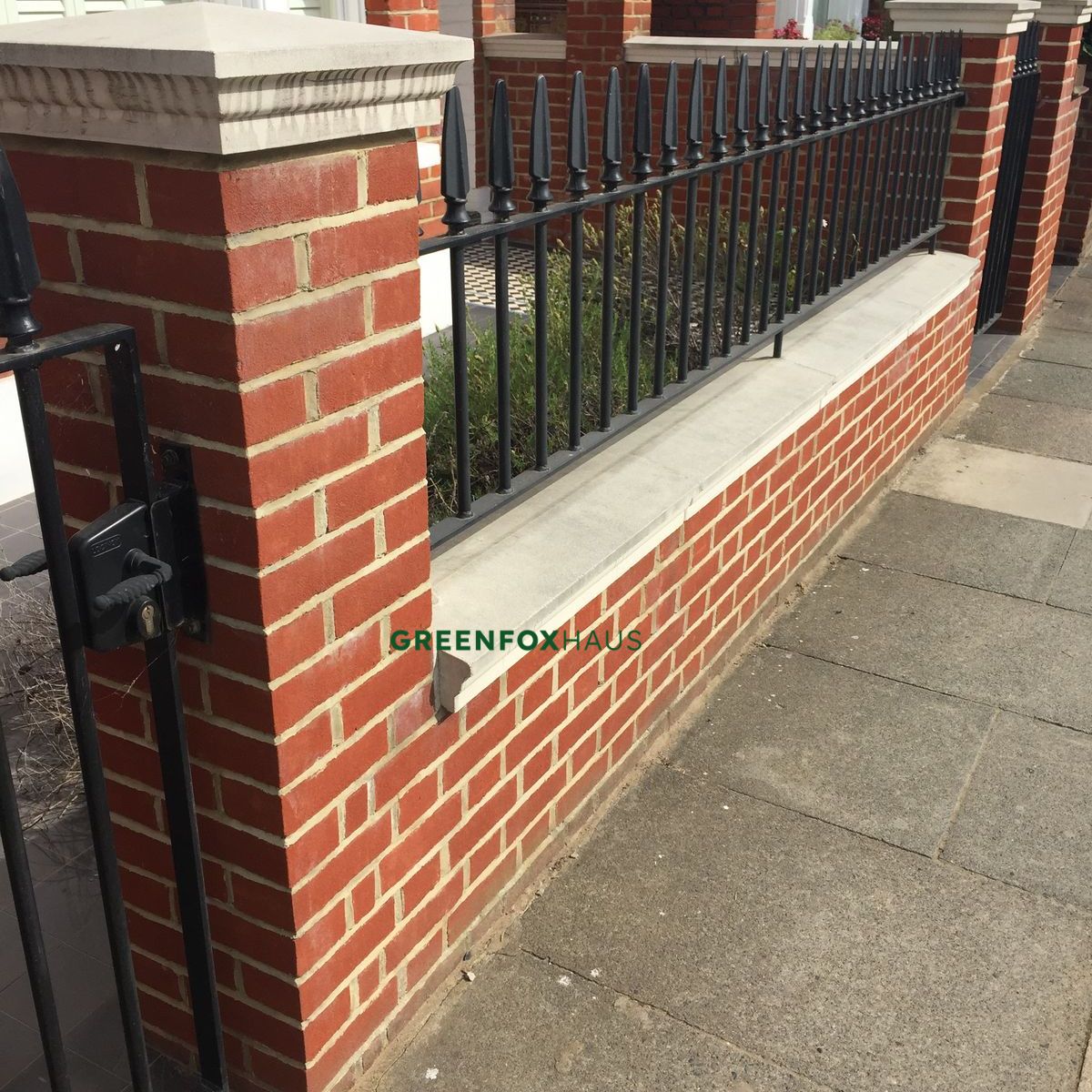 gạch thẻ trang trí trụ cổng và tường rào màu đỏ chống nứt vỡ do giãn nở nhiệt ngoài trời