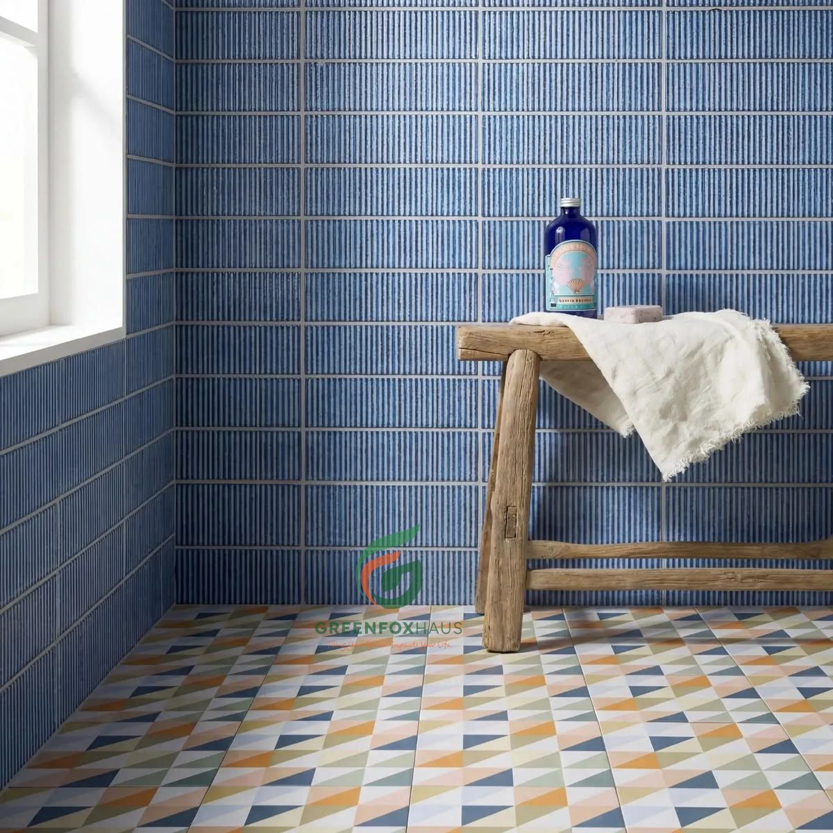 gạch thẻ dạng que ốp tường phòng tắm màu xanh sọc dọc tạo hiệu ứng kéo giãn không gian