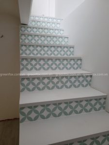Gạch bông màu xanh nhạt ứng dụng cho bậc cầu thang giúp không gian trở nên sinh động và tinh tế
