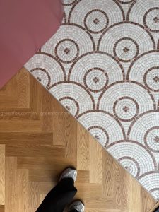 gạch mosaic trang trí phối sàn gỗ nội thất đẹp hiện đại
