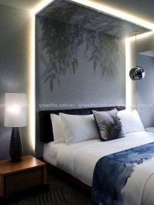 Mảng tường nhấn phía đầu giường kết hợp ánh sáng hắt giúp không gian phòng ngủ trở nên sang trọng và thư giãn hơn