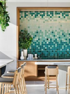 gạch mosaic trang trí tường màu xanh phòng bếp cafe showroom