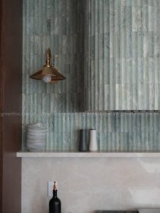 Gạch thẻ trang trí tường màu xanh vân đá mang lại cảm giác tự nhiên, sang trọng và dễ phối với nội thất hiện đại