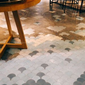Gạch mosaic vảy cá trắng xám lát sàn tạo hiệu ứng chuyển màu độc đáo, mang lại cảm giác mềm mại và nghệ thuật cho không gian nội thất.