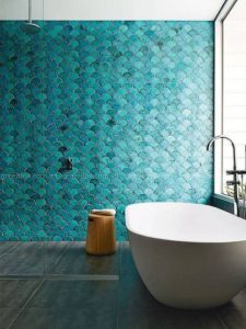 Gạch mosaic vảy cá màu xanh ngọc ốp tường phòng tắm, giúp không gian trở nên tươi mát, hiện đại và đầy tính thư giãn.