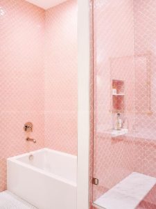Gạch mosaic vảy cá màu hồng pastel ốp phòng tắm, mang lại cảm giác nhẹ nhàng, nữ tính và hiện đại.