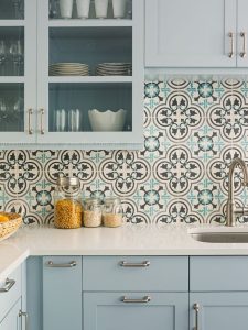 Gạch bông trang trí họa tiết cổ điển xanh – xám ứng dụng làm backsplash bếp, giúp không gian trở nên nổi bật nhưng vẫn giữ được sự thanh lịch và sạch sẽ.