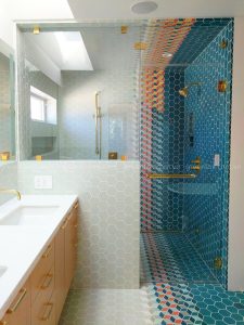 gạch lục giác mosaic xanh phối màu phòng tắm hiện đại