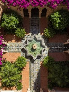 gạch mosaic họa tiết cổ điển trang trí sân trong phong cách Morocco