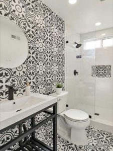 Phòng tắm sử dụng gạch bông đen trắng tạo điểm nhấn mạnh mẽ, mang phong cách hiện đại pha cổ điển, giúp không gian gọn gàng và có chiều sâu thị giác.