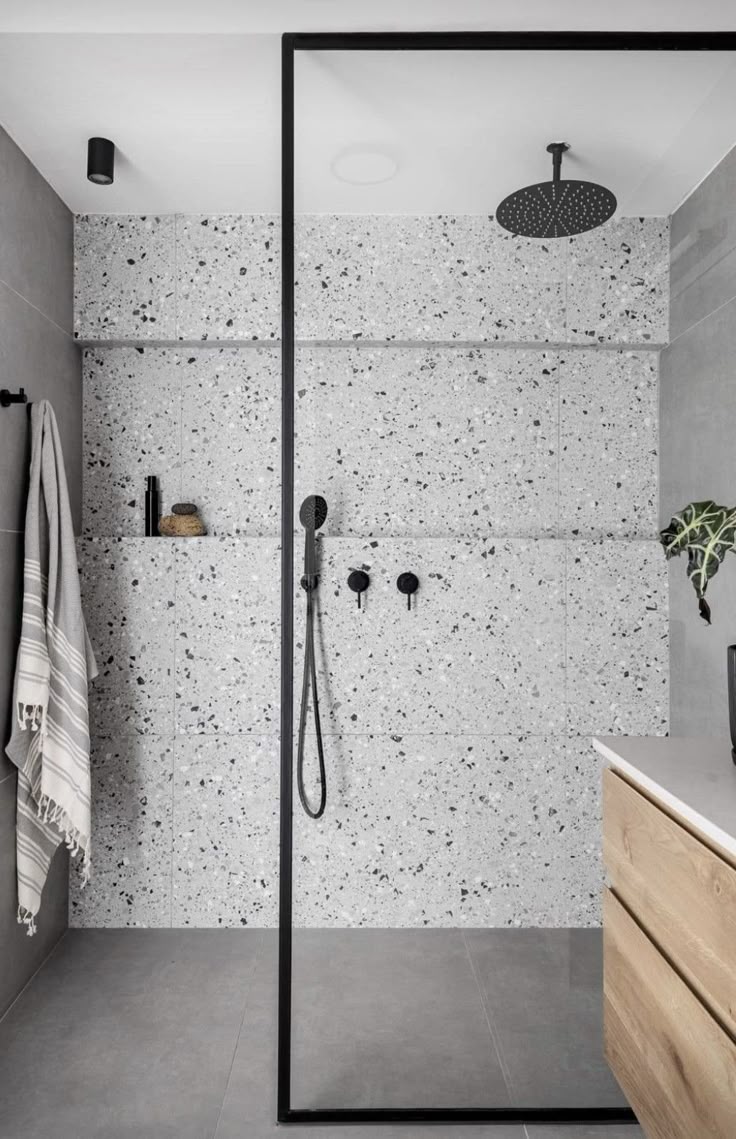 Gạch ốp tường 30×60 bề mặt matt hạn chế bám bẩn, dễ vệ sinh, phù hợp sử dụng lâu dài trong môi trường ẩm ướt như nhà vệ sinh.