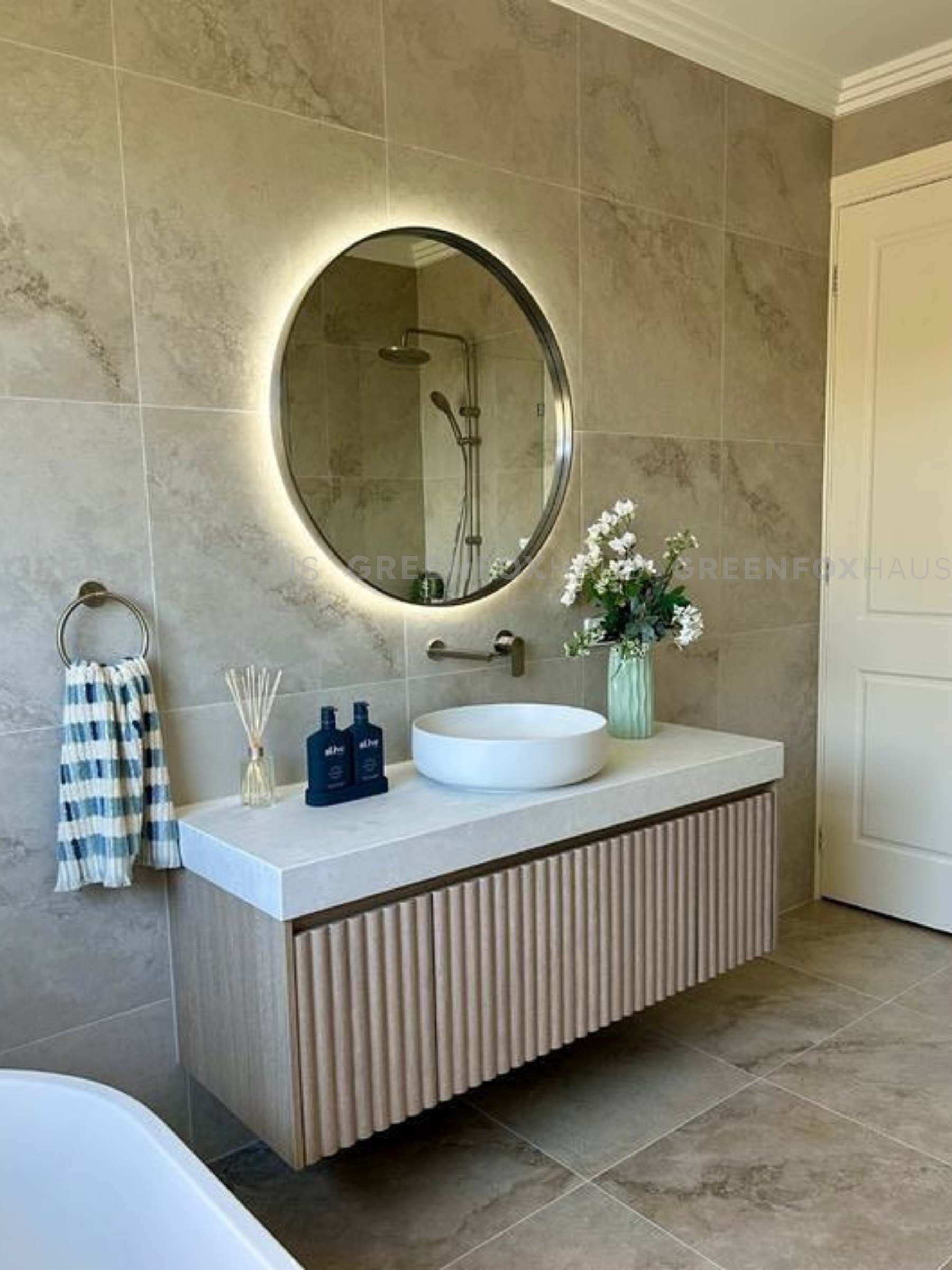 gạch ốp tường nhà vệ sinh màu be vân đá marble kết hợp lavabo treo hiện đại