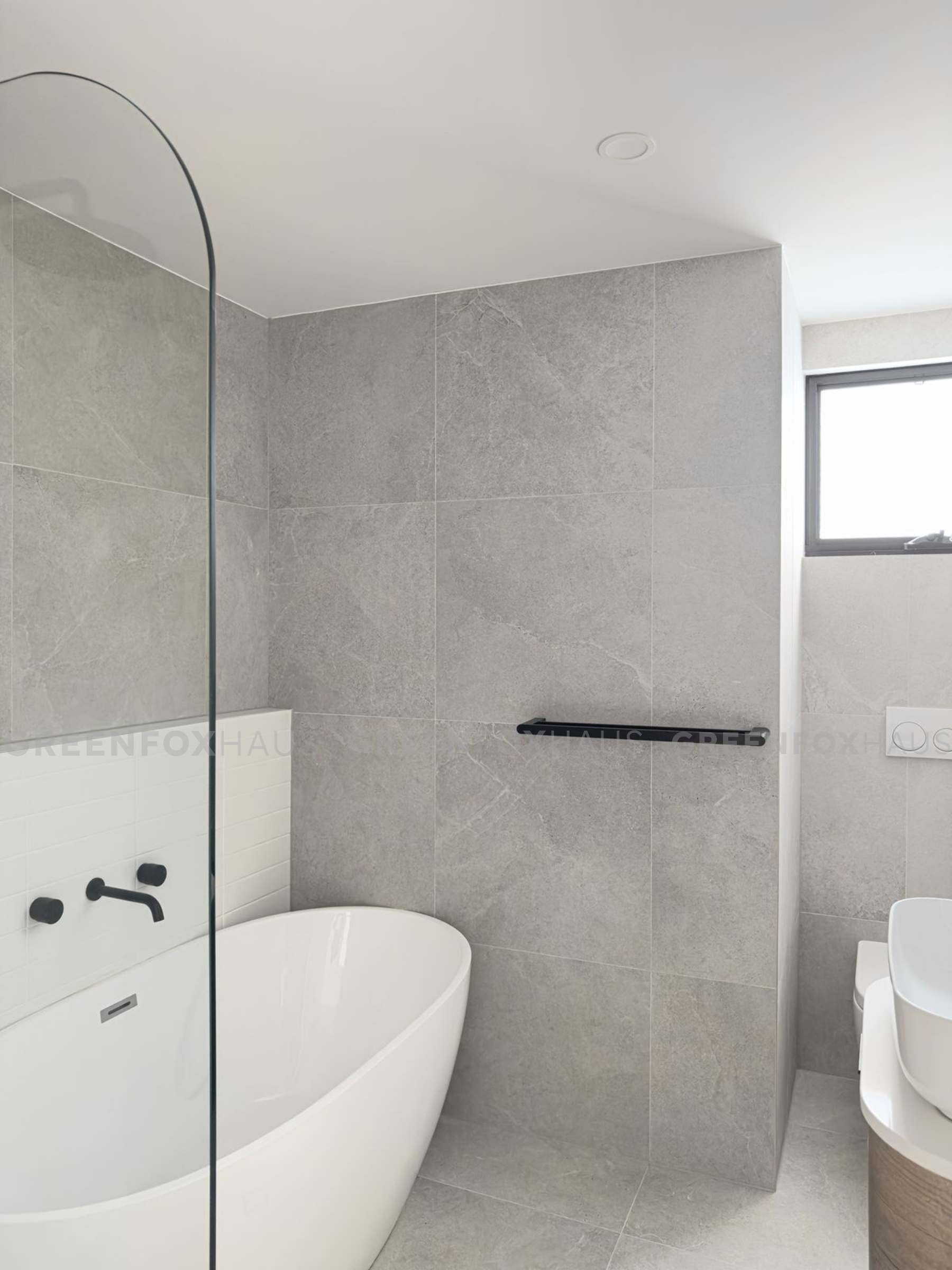 gạch ốp nhà tắm màu xám nhạt vân xi măng kết hợp bồn tắm đứng tối giản