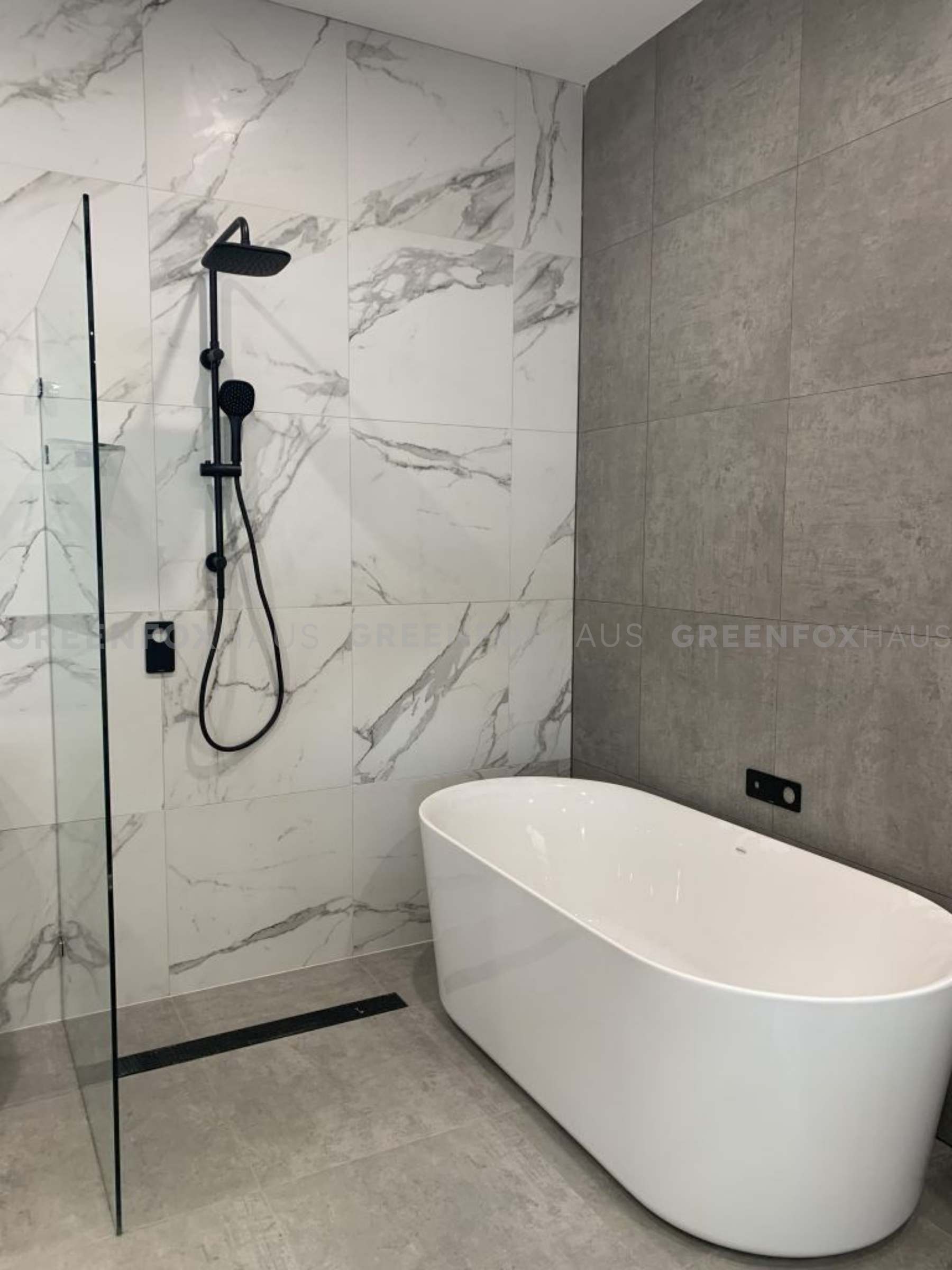 gạch ốp nhà tắm vân marble trắng xám kết hợp gạch xám hiện đại