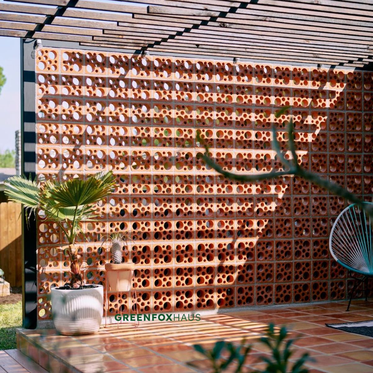 mẫu hàng rào gạch bông gió đất nung, gạch hoa gió thông thoáng giúp giảm lực gió và tạo hiệu ứng ánh sáng