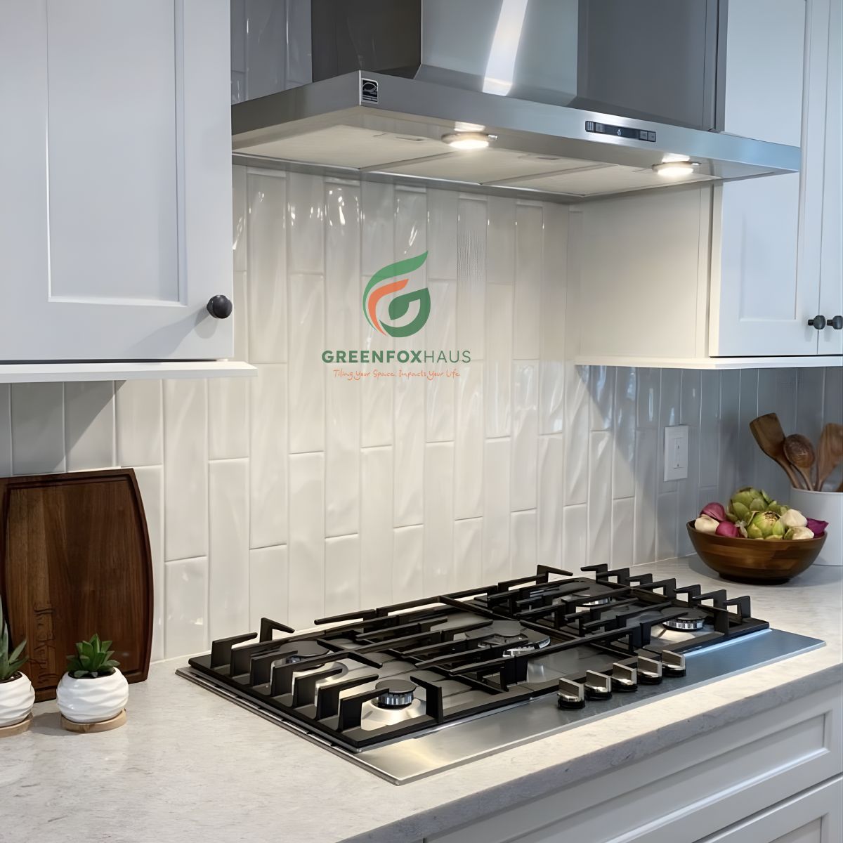 gạch thẻ trắng ốp tường bếp kiểu so le với bề mặt men bóng dễ vệ sinh