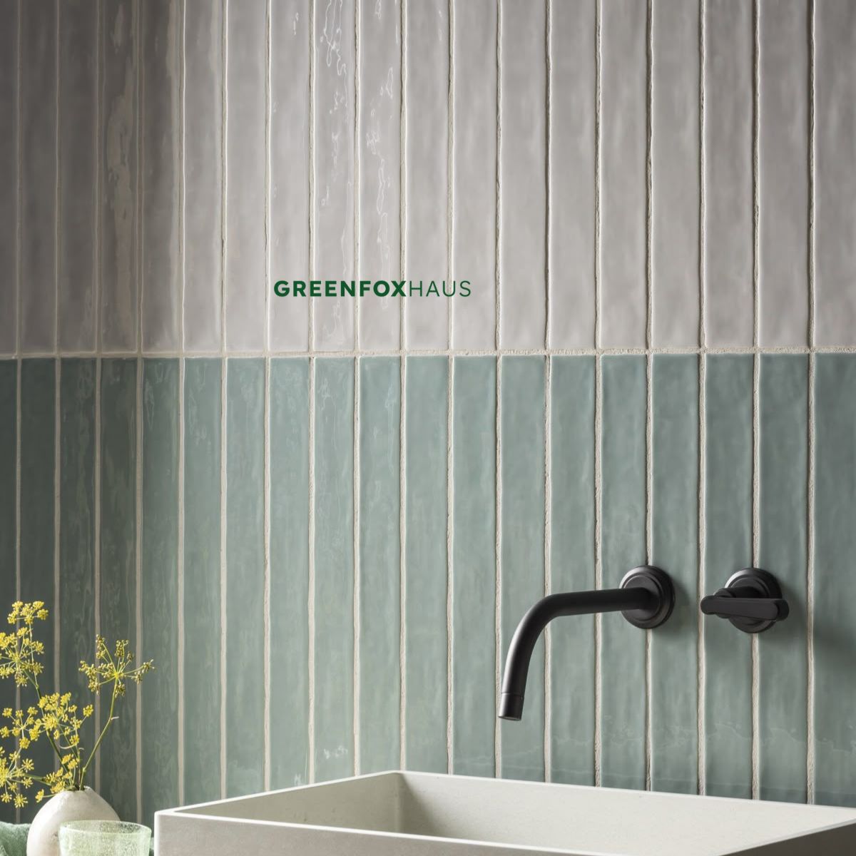 gạch thẻ xanh trắng ốp dọc thẳng hàng khu lavabo với ron đều và bề mặt bóng