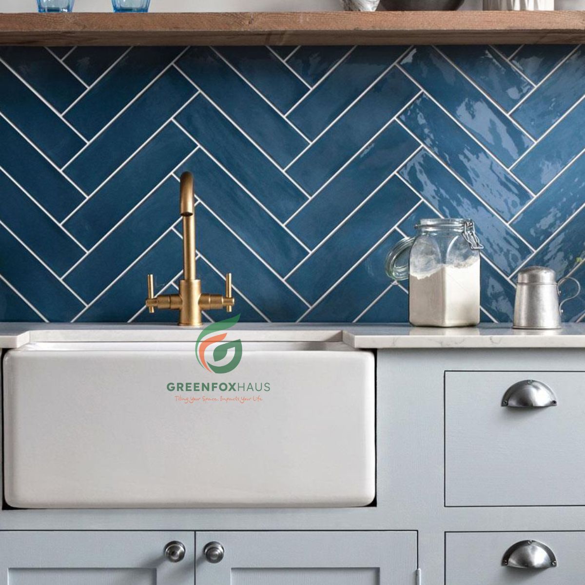 gạch thẻ xanh đậm ốp backsplash bếp theo kiểu xương cá với ron trắng nổi bật