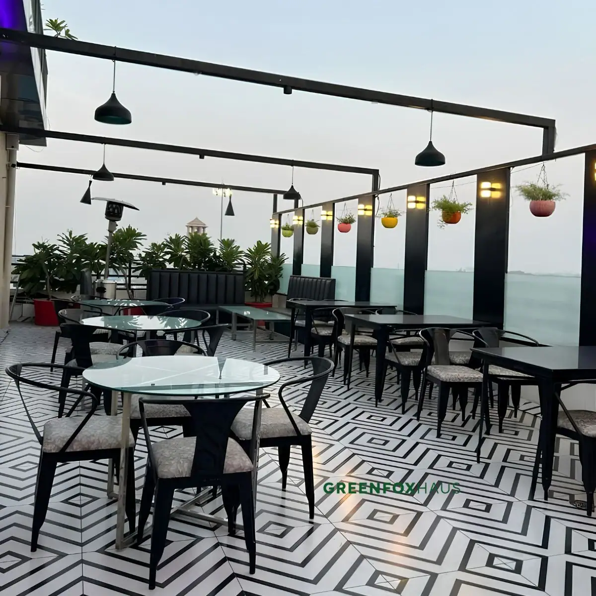 Mẫu gạch sân thượng họa tiết hình học đen trắng chống trơn cho quán cafe ngoài trời