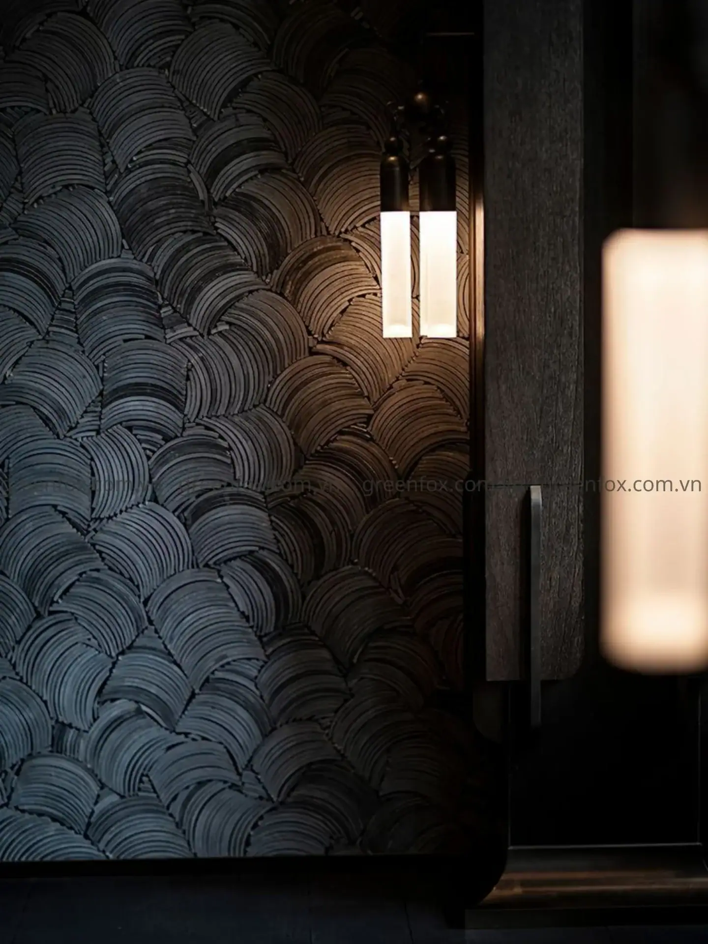 Tường ốp gạch giả cổ cầu vồng màu đen tạo hiệu ứng vảy xếp nghệ thuật trong nội thất cao cấp.