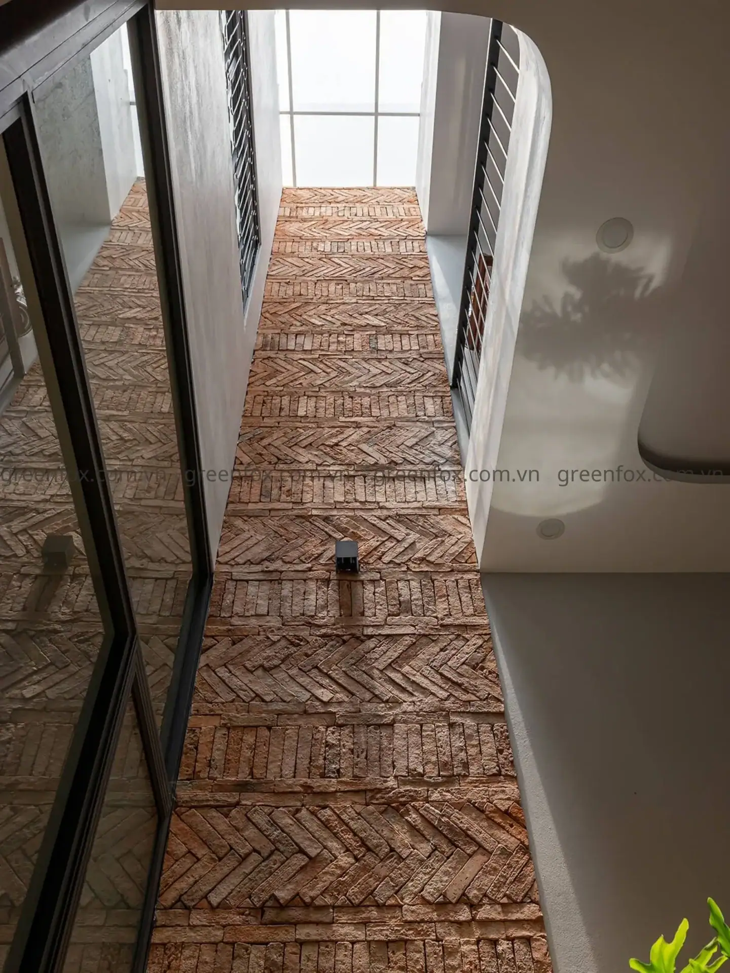 Gạch giả cổ xếp xương cá tạo bề mặt giàu texture, tăng tính thủ công và chiều sâu thẩm mỹ cho không gian nội thất hiện đại.