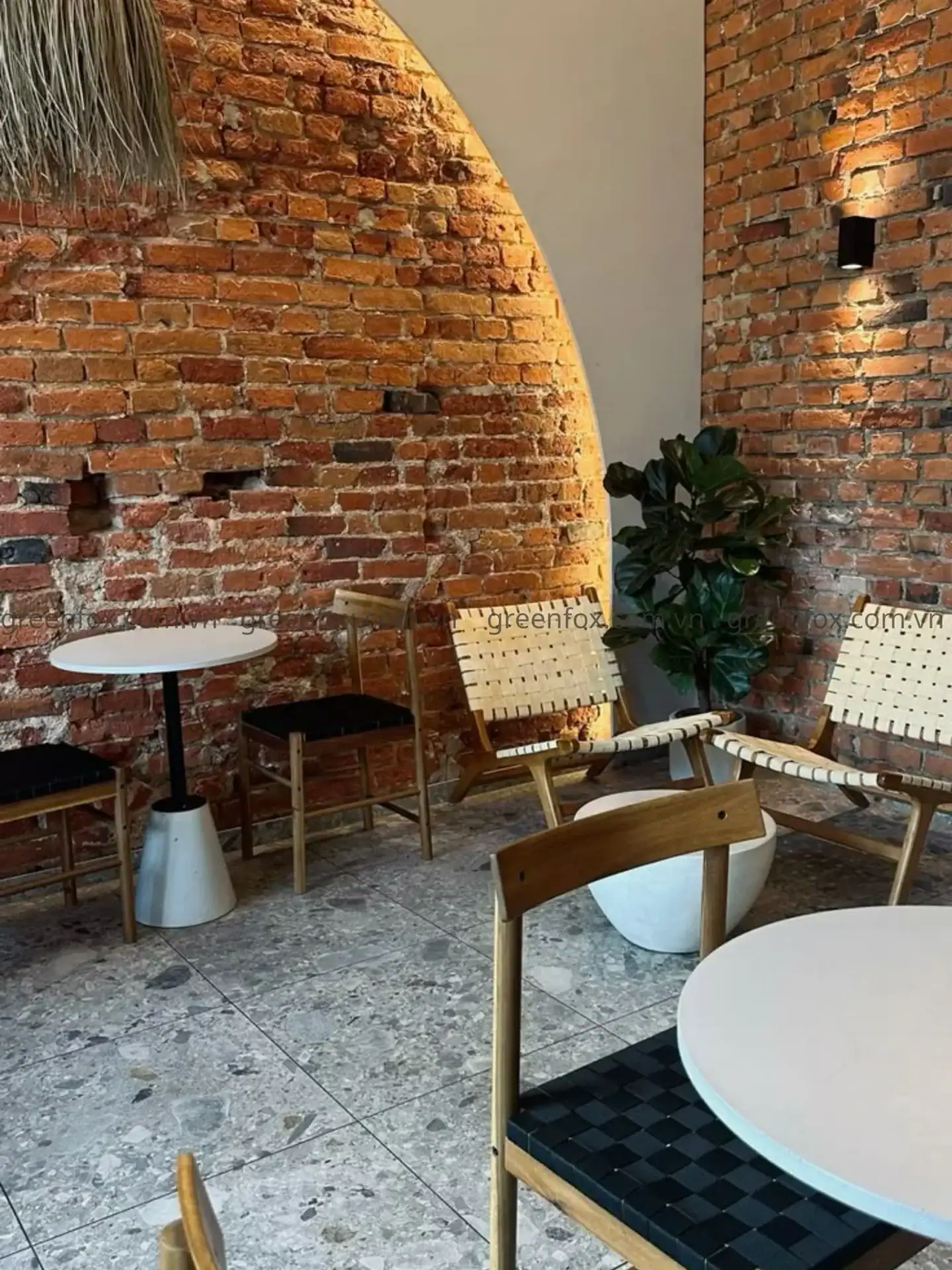 Mảng tường gạch giả cổ giữ nguyên texture thô mộc, kết hợp ánh sáng tự nhiên tạo nên không gian café gần gũi, ấm cúng và giàu cảm xúc.