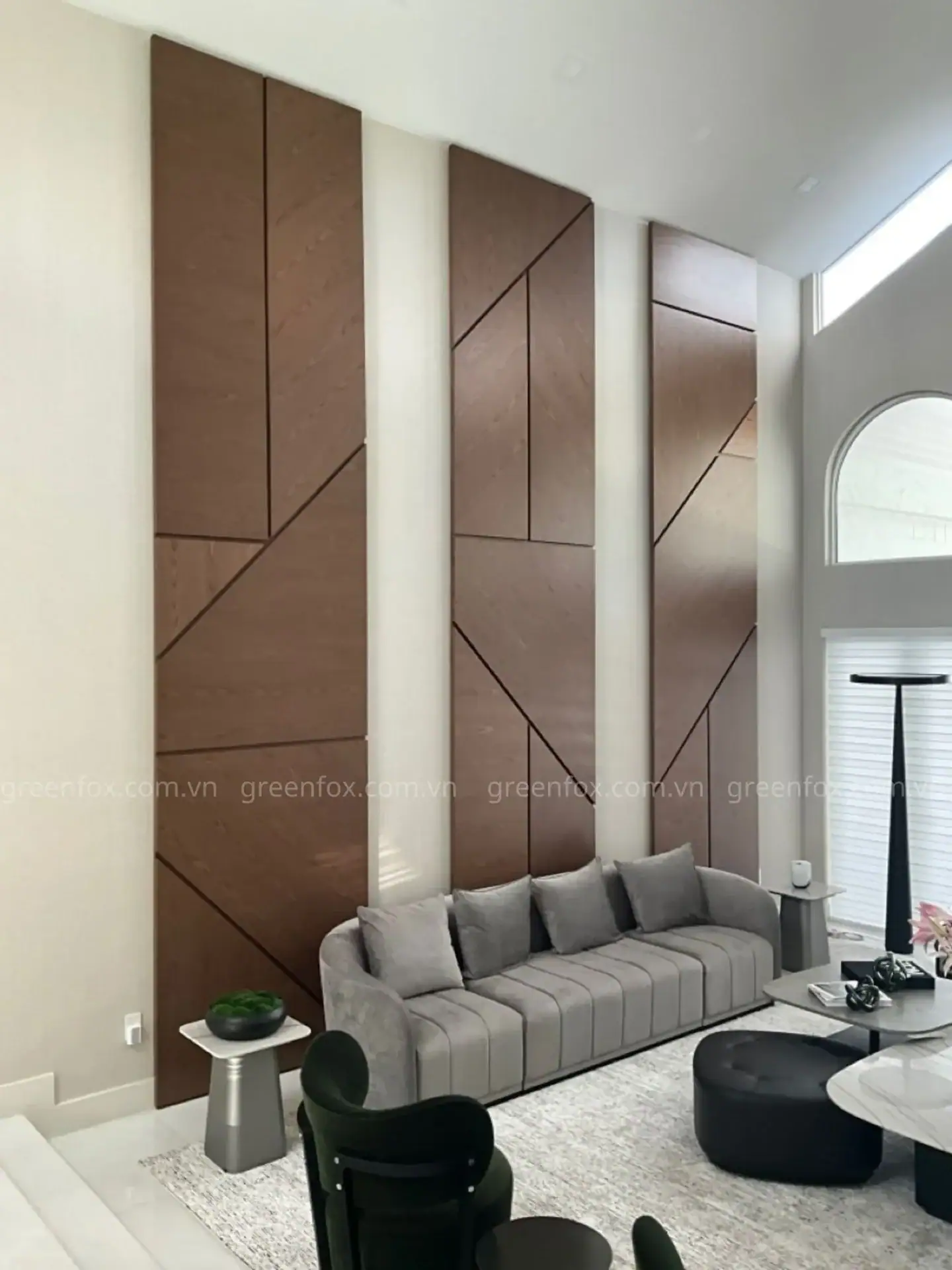 Gạch giả gỗ khổ lớn là lựa chọn phù hợp cho phòng khách diện tích rộng, giúp không gian trông cân đối và đẳng cấp hơn.