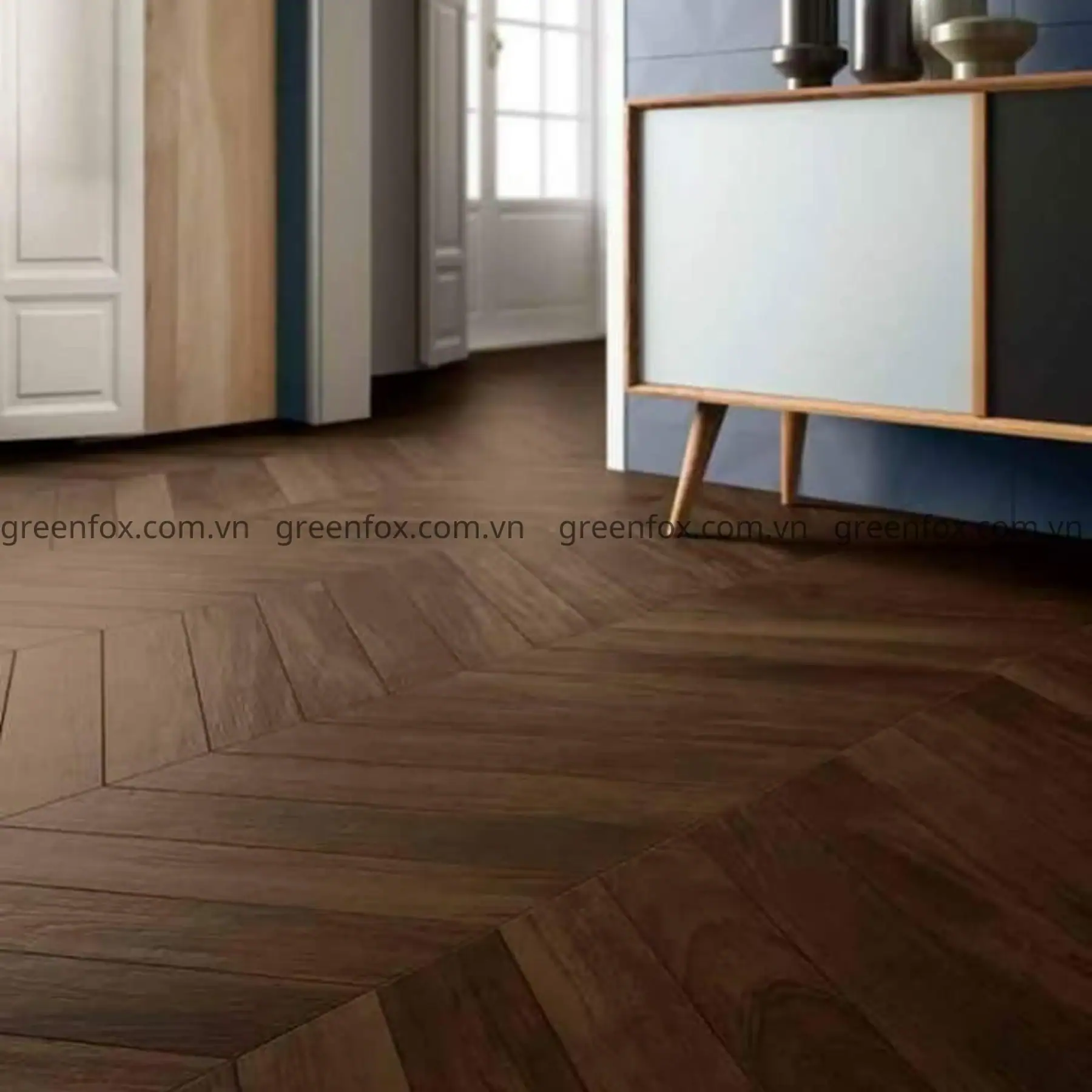 Gạch giả gỗ lát chevron màu nâu đậm phù hợp với không gian cần tạo điểm nhấn sang trọng và chiều sâu thị giác.