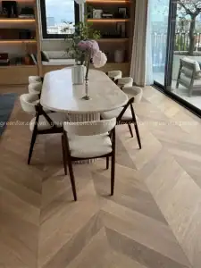 Phòng ăn hiện đại sử dụng gạch lát nền giả gỗ màu sáng lát kiểu chevron sang trọng.