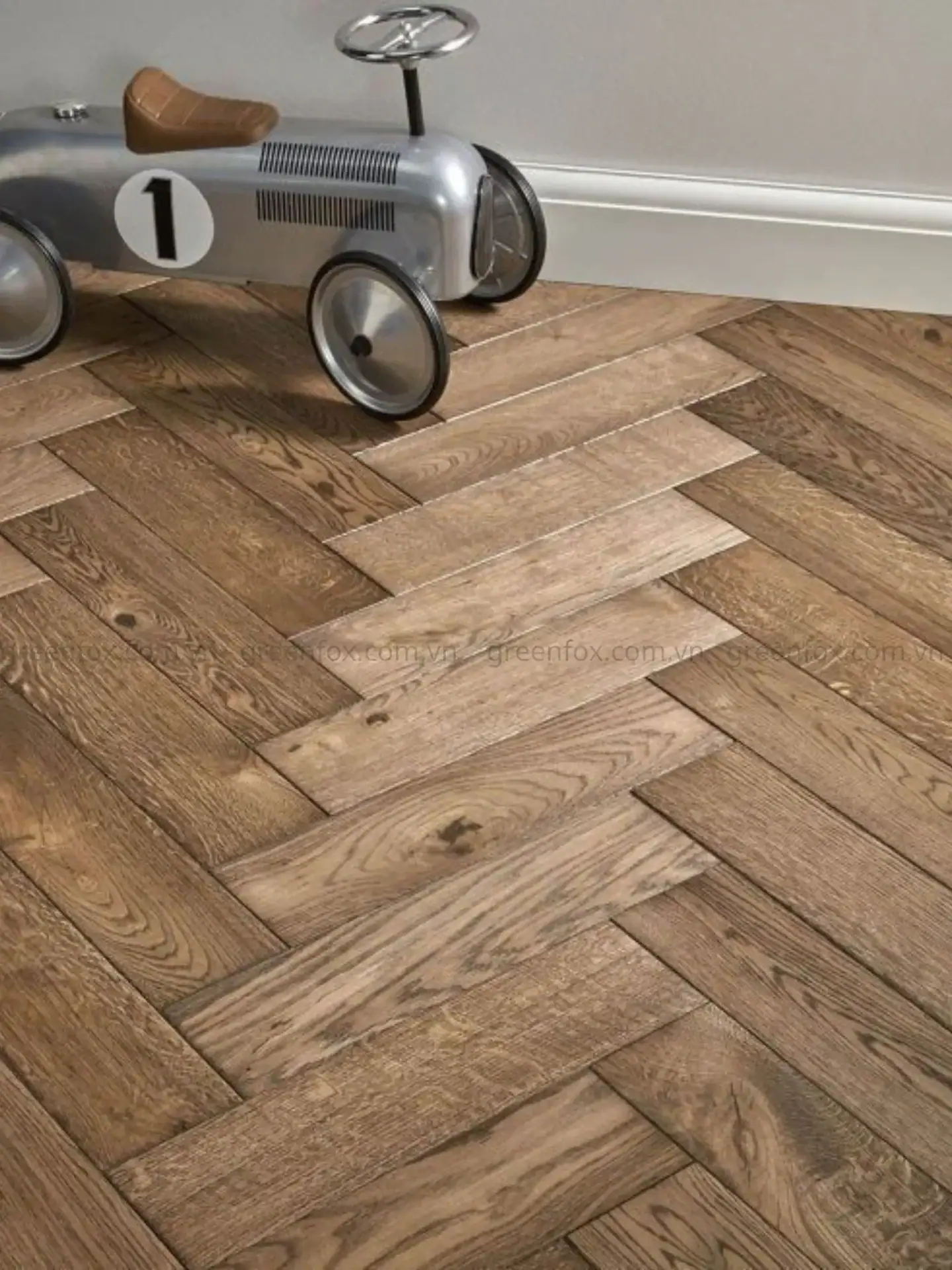 Lát herringbone bằng gạch giả gỗ tạo hiệu ứng chuyển động bắt mắt, phù hợp với những không gian cần tăng tính thẩm mỹ và cá tính.